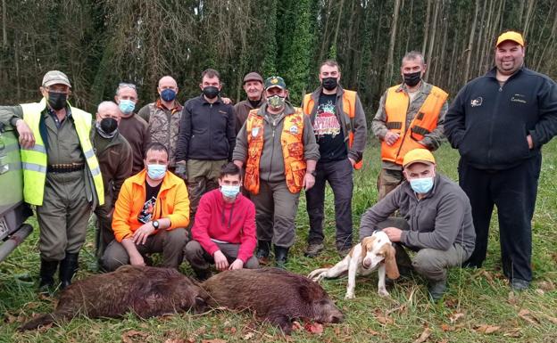 Cuadrilla del coto de Cerrazo-Reocín, con el resultado de una cacería de este fin de semana. 