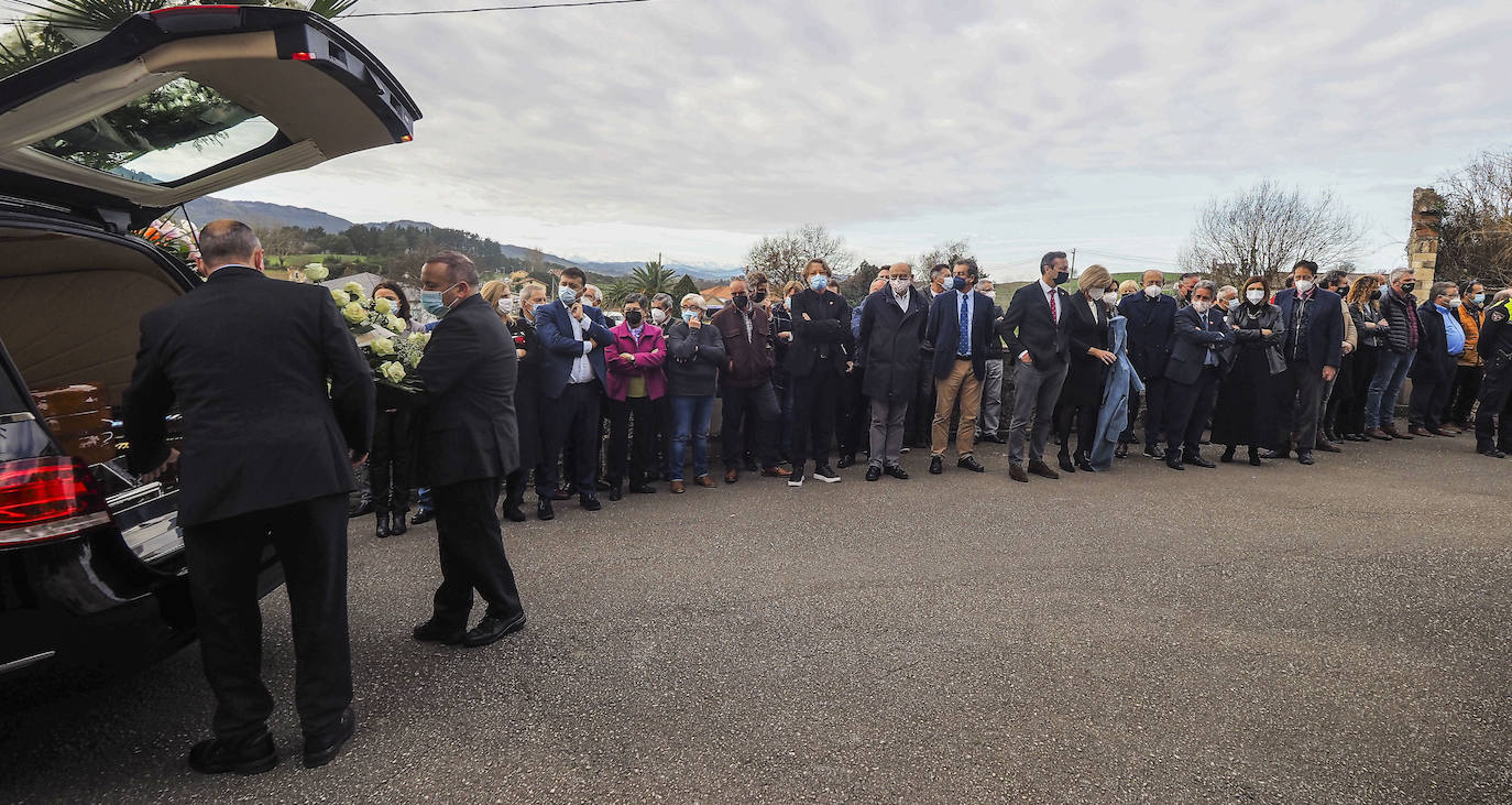 Fotos: Decenas de vecinos y autoridades despiden al exalcalde Severiano Ballesteros