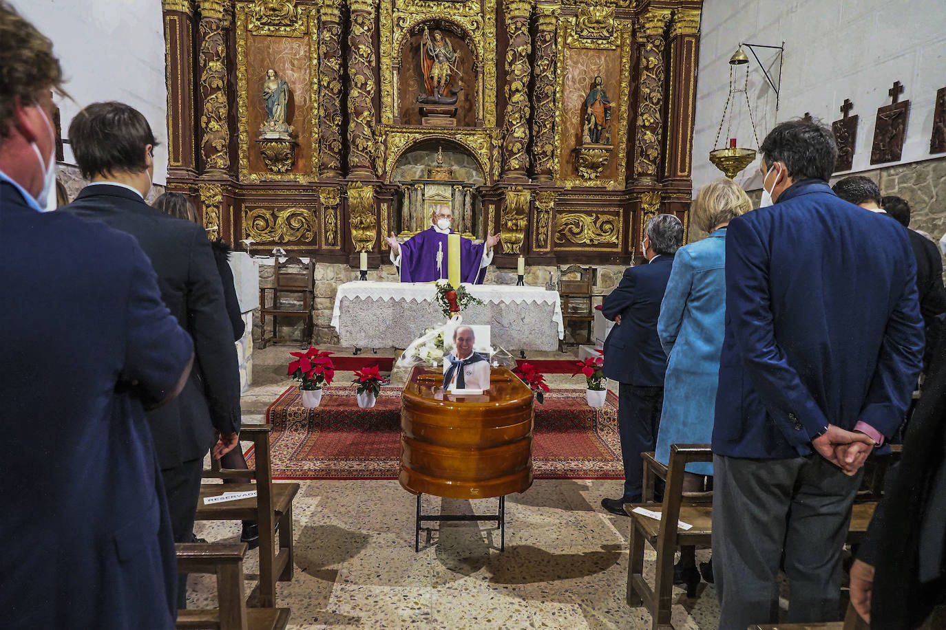 Fotos: Decenas de vecinos y autoridades despiden al exalcalde Severiano Ballesteros