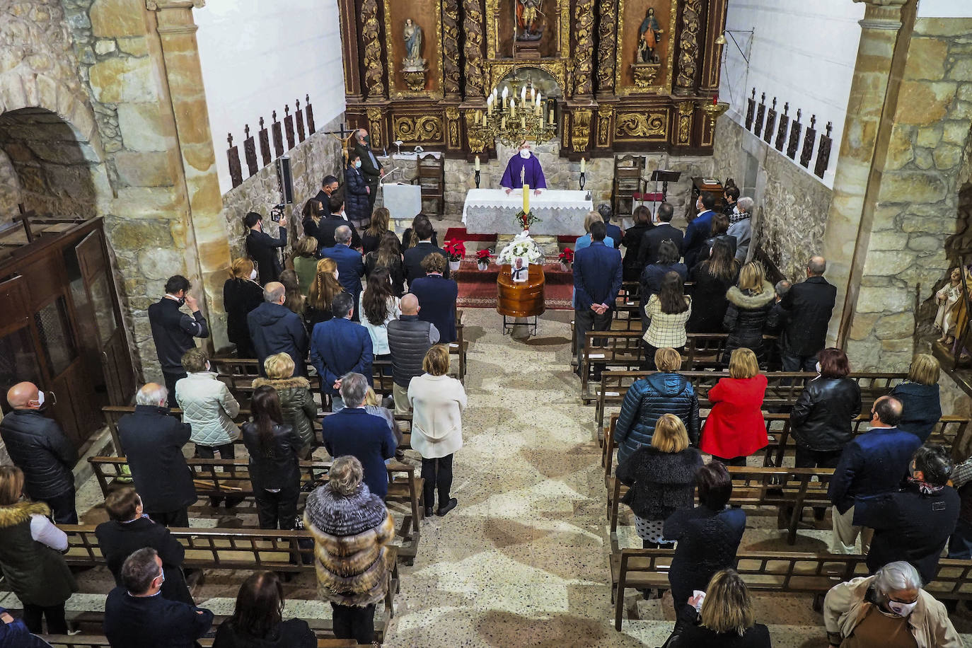 Fotos: Decenas de vecinos y autoridades despiden al exalcalde Severiano Ballesteros