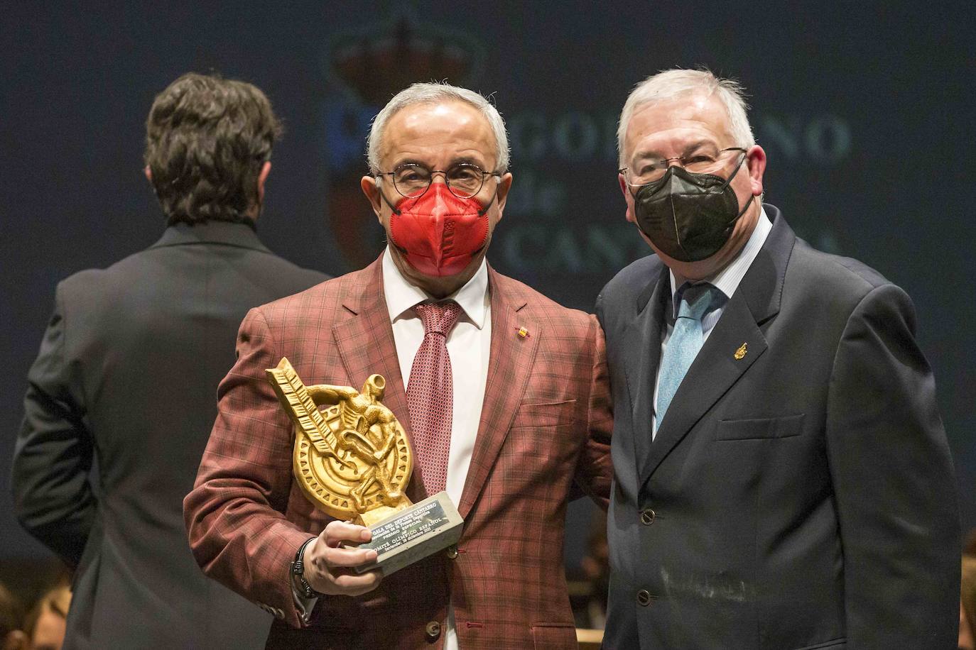 Juan Antonio Prieto (derecha) hizo entrega de un premio al COE y lo recogió su presidente, Alejandro Blanco.