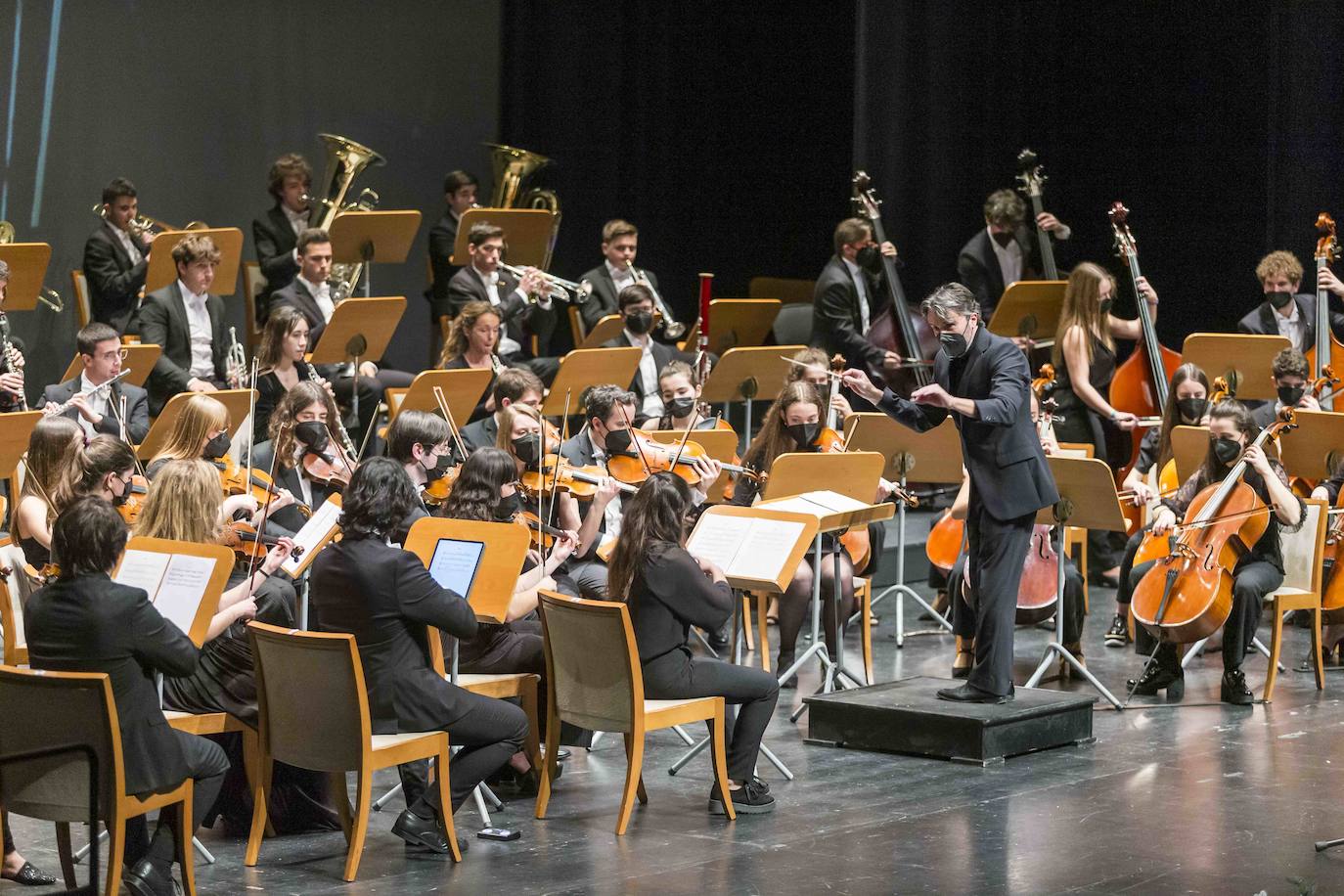 La joven orquesta de la Universidad Internacional Menéndez Pelayo, encargada de poner la banda sonora a la tarde, interpretó la canción Resistiré.