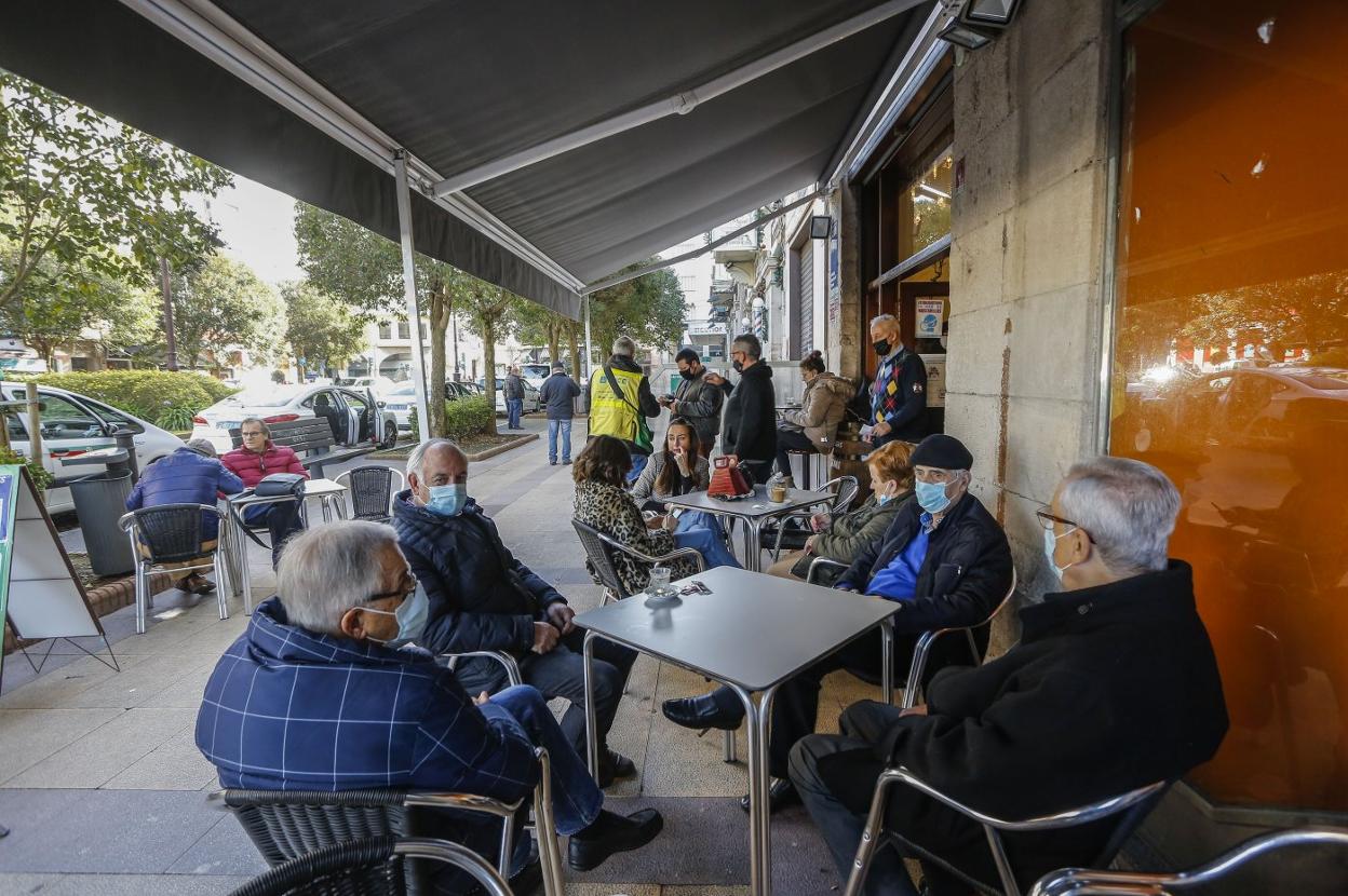 Grupos de clientes sentados este martes en las mesas de una terraza en Torrelavega.