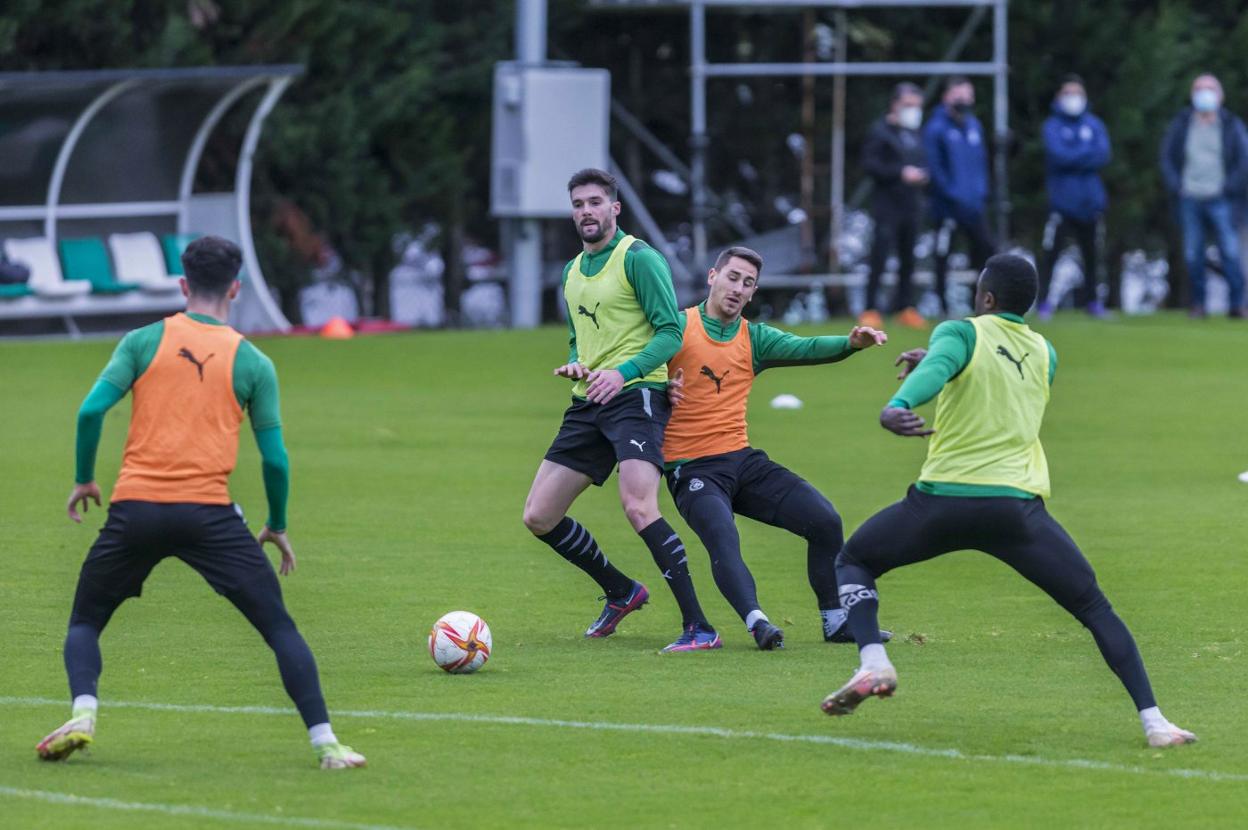 Eneko Satrústegui, Manu Justo y Patrick Soko pelean por un balón en el entrenamiento del lunes.