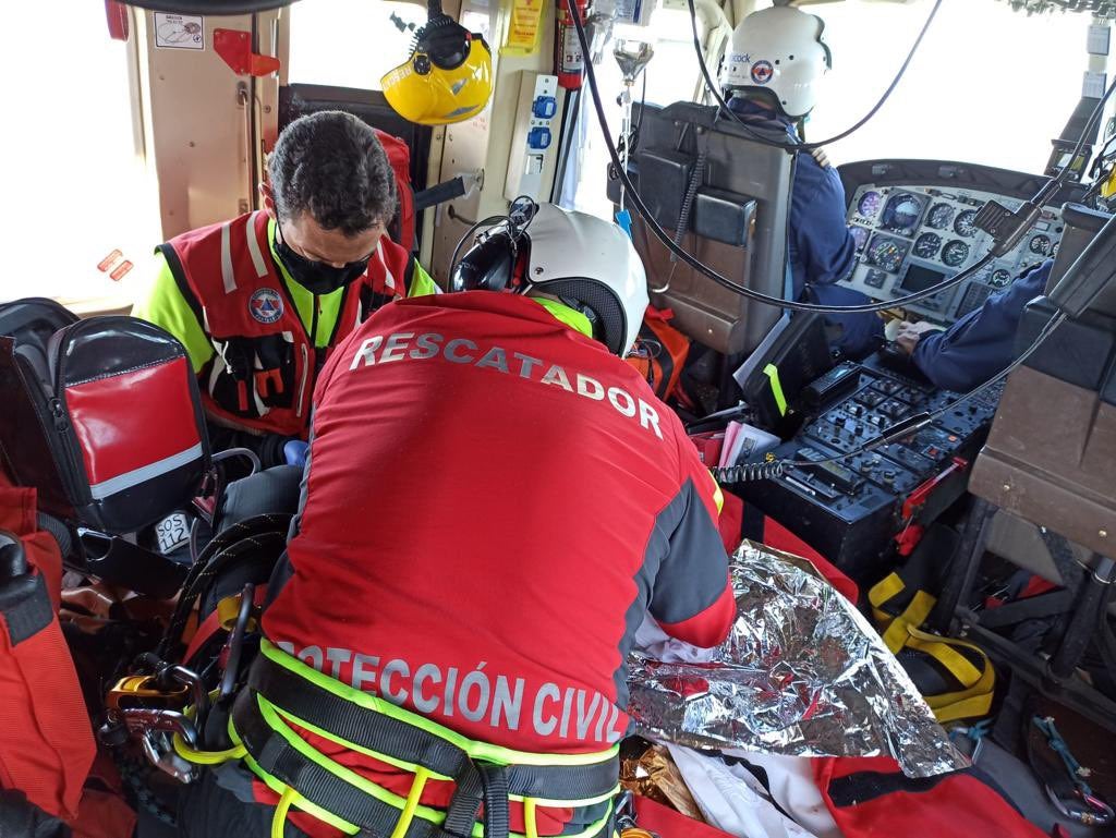 Los rescatadores atienden al niño, ya en el helicóptero.