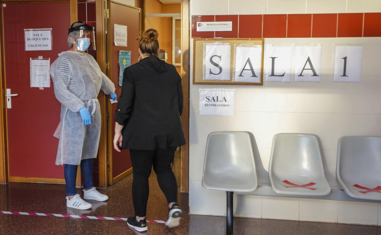 Punto de toma de muestras para antígenos en el centro de salud Covadonga, en Torrelavega. 