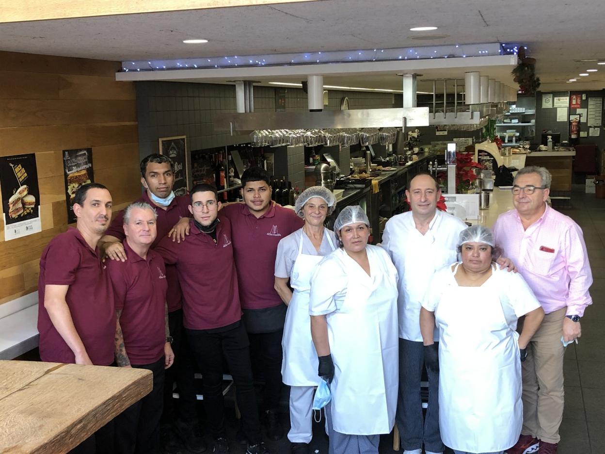 Chuchi Bedoya, propietario, primero por la derecha ,junto a parte del equipo de esta veterana cafetería. dm