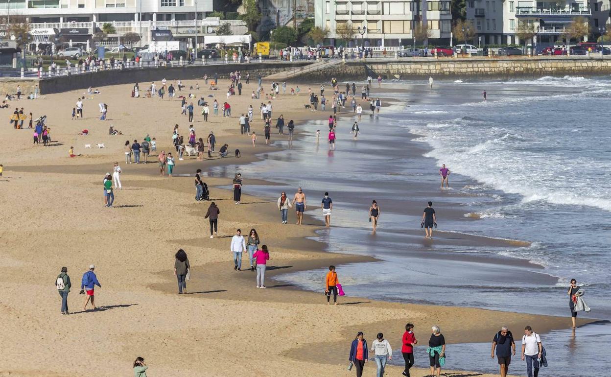 Paseantes por la orilla de la Segunda Playa del Sardinero el pasado miércoles.