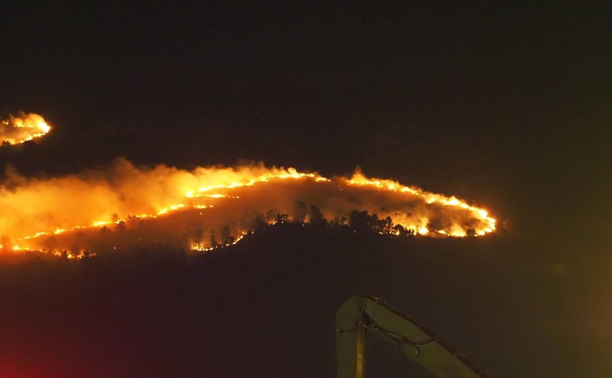 Incendio en Peña Cabarga, visto desde el Barrio Pesquero.