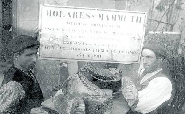 Dos vecinos posan con molares de mamuts aparecidos en una mina de Pámanes en 1911