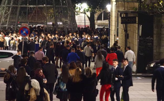 Cientos de jóvenes se concentran en Pombo para beber al aire libre.