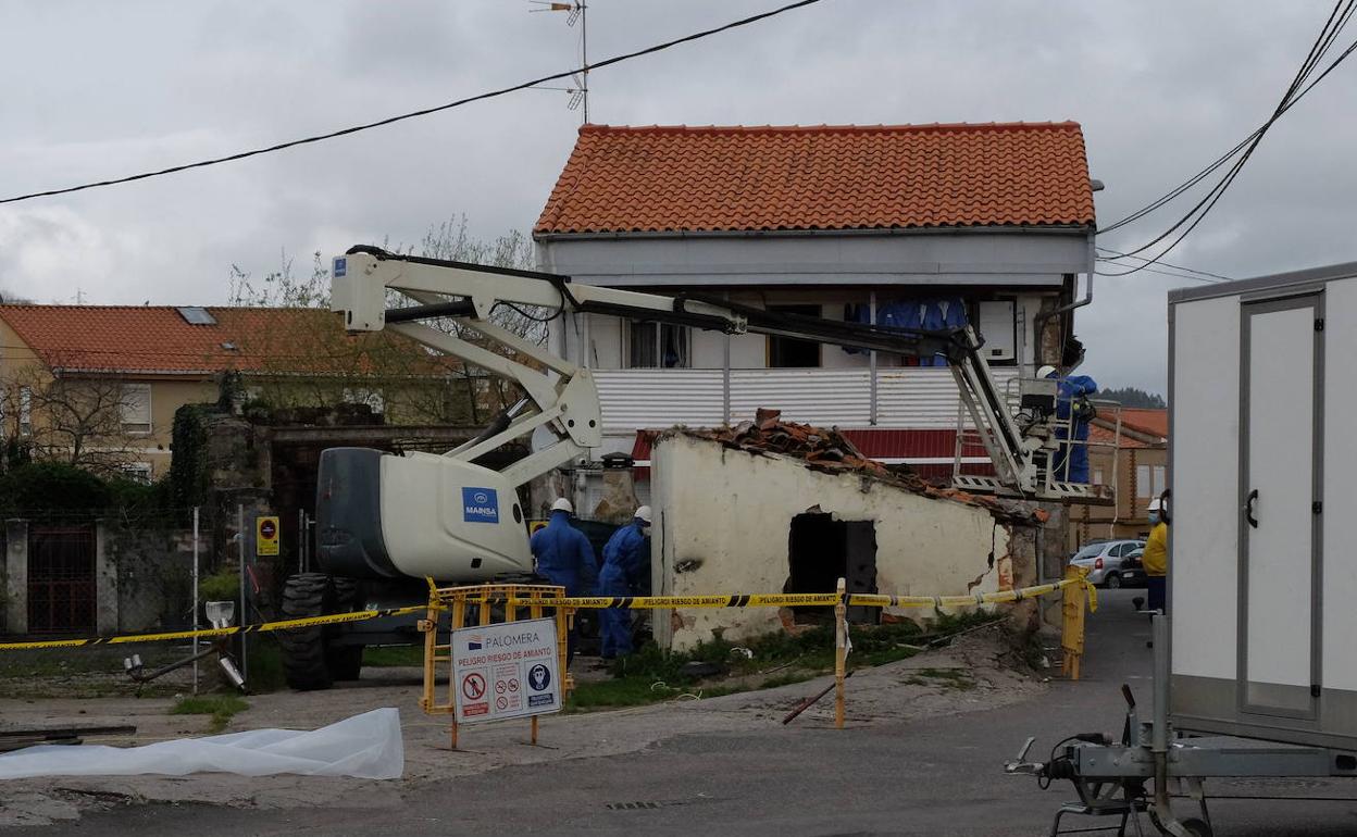 Imagen de archivo del derribo de unos garajes y almacenes de la Sareb en Campuzano, el pasado mes de febrero.