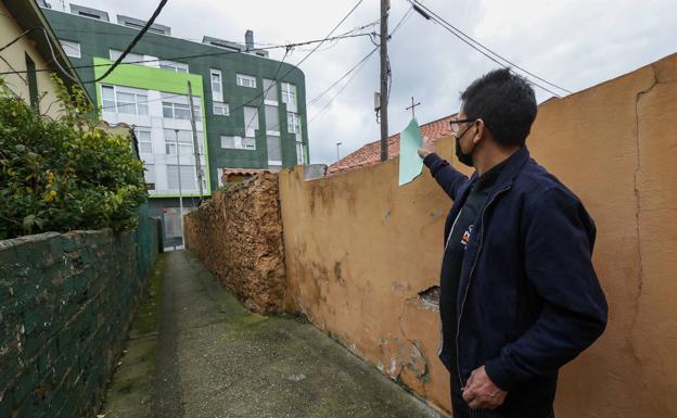 Un vecino señala la vivienda donde tuvo lugar el homicidio.