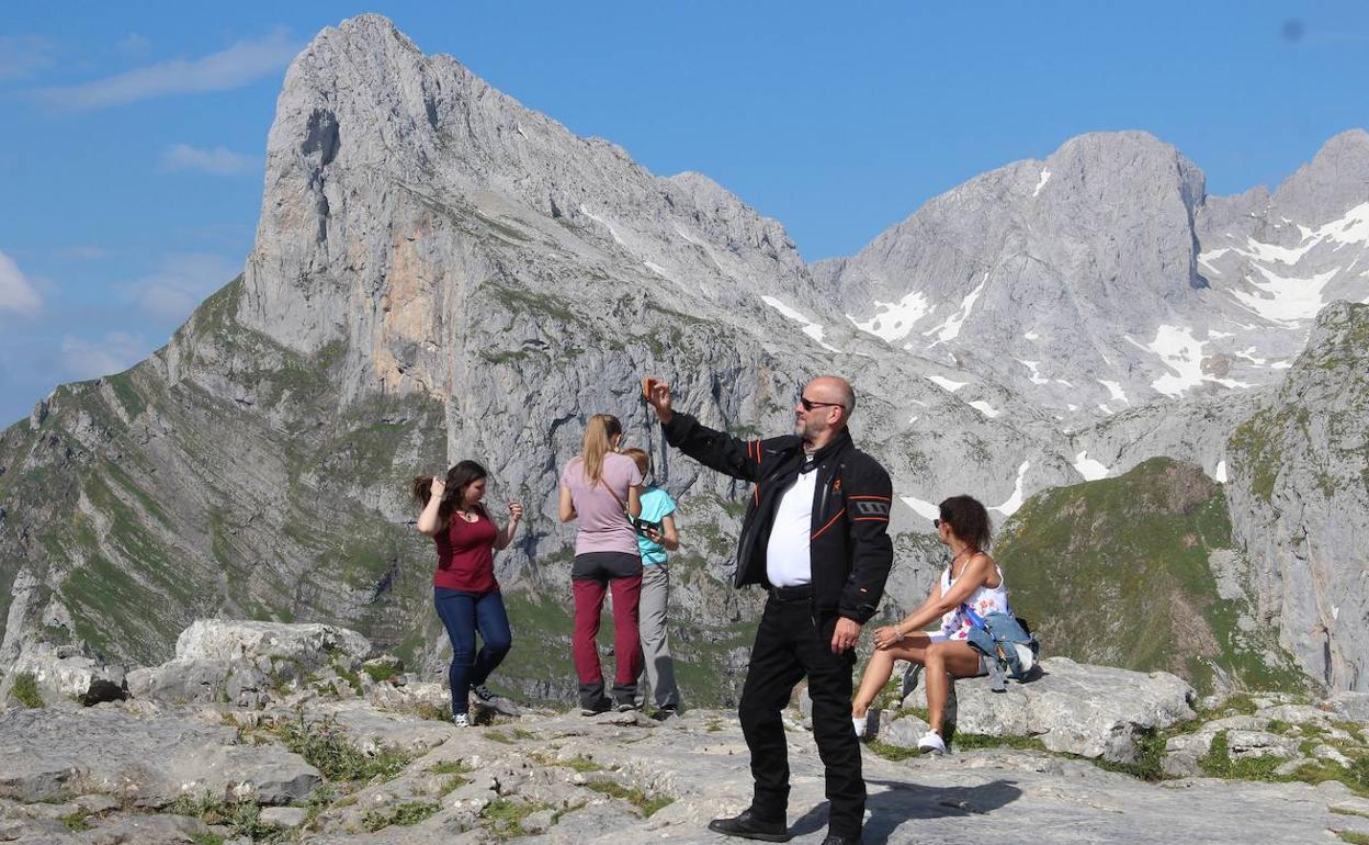 Un grupo de turistas, en las inmediaciones de la estación superior del teleférico de Fuente Dé. 