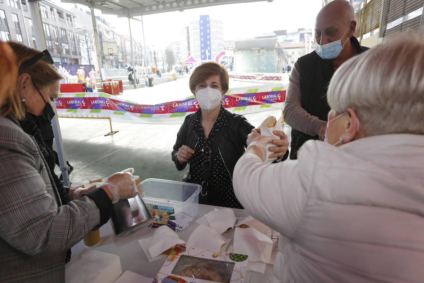 Fotos: Reparto de roscón y chocolate solidarios en Torrelavega