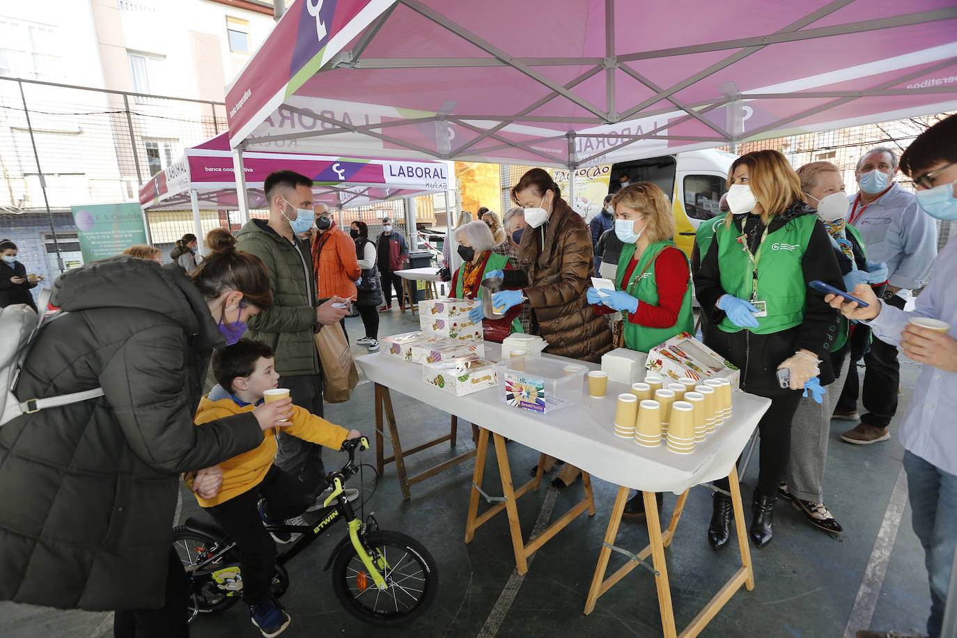 Fotos: Reparto de roscón y chocolate solidarios en Torrelavega