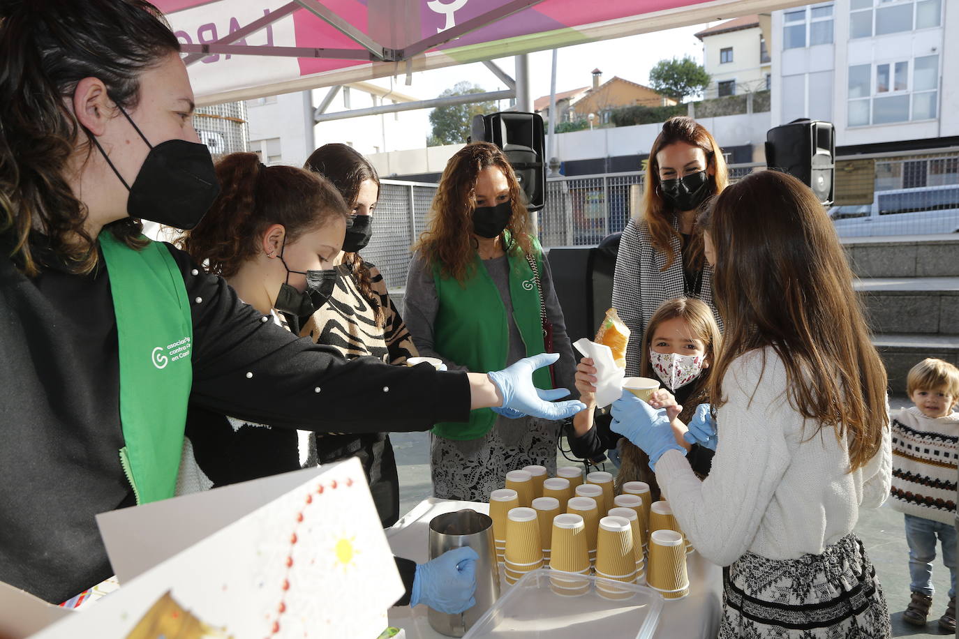 Fotos: Reparto de roscón y chocolate solidarios en Torrelavega