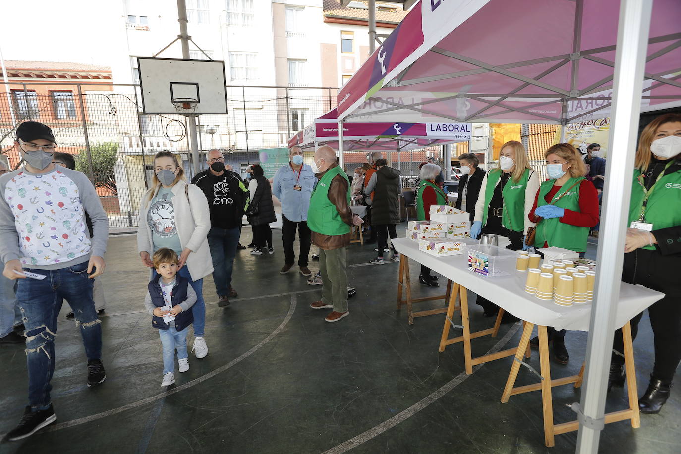 Fotos: Reparto de roscón y chocolate solidarios en Torrelavega