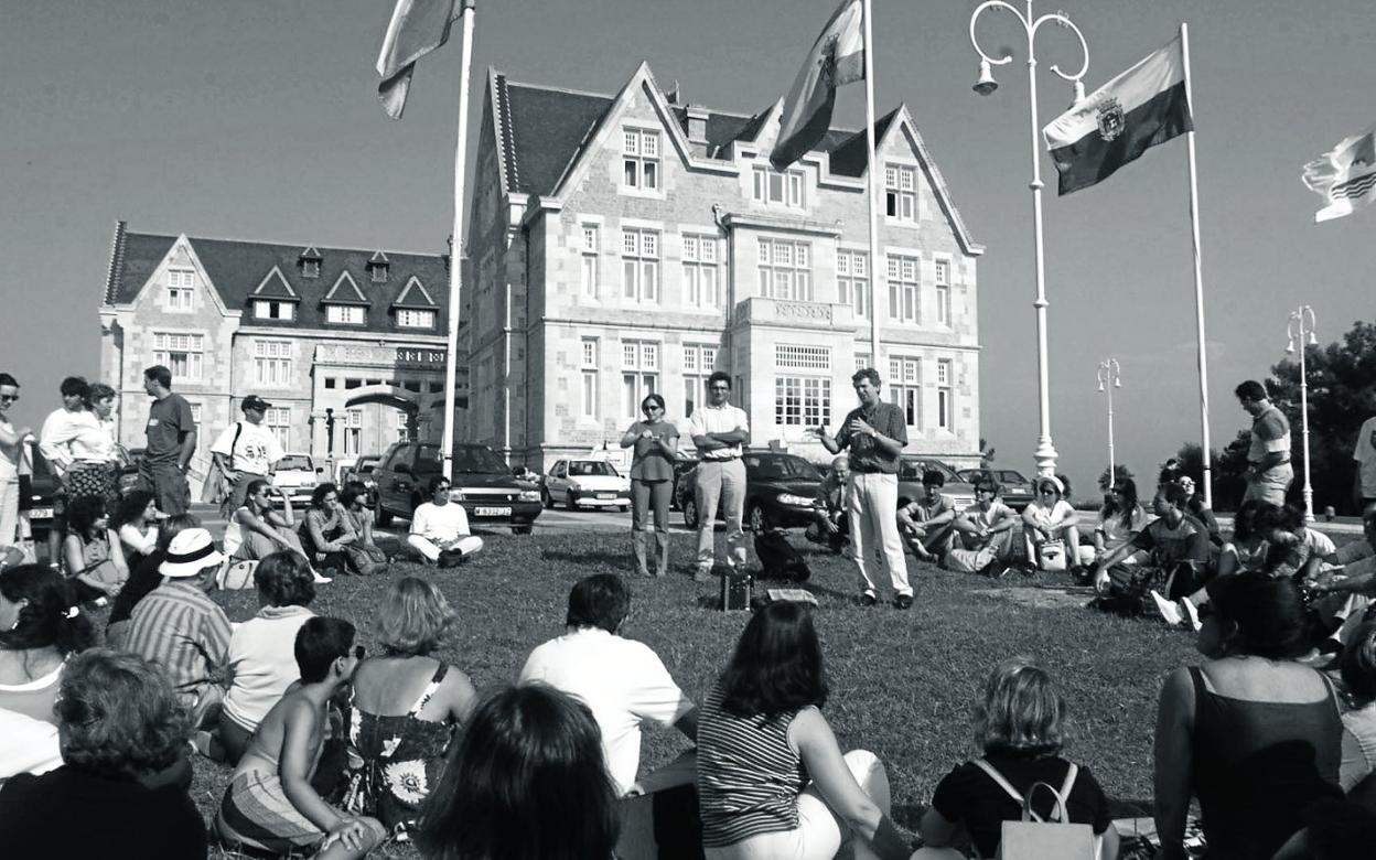 El paleontólogo Juan Luis Arsuaga imparte un taller frente al Palacio de la Magdalena hace más de veinte años. miguel de las cuevas