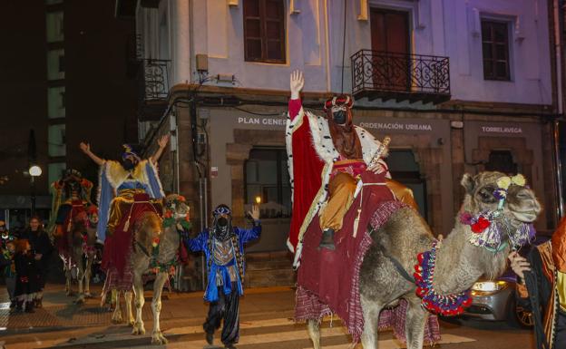 Los Pajes Reales visitaron Torrelavega en dromedario en la tarde del domingo