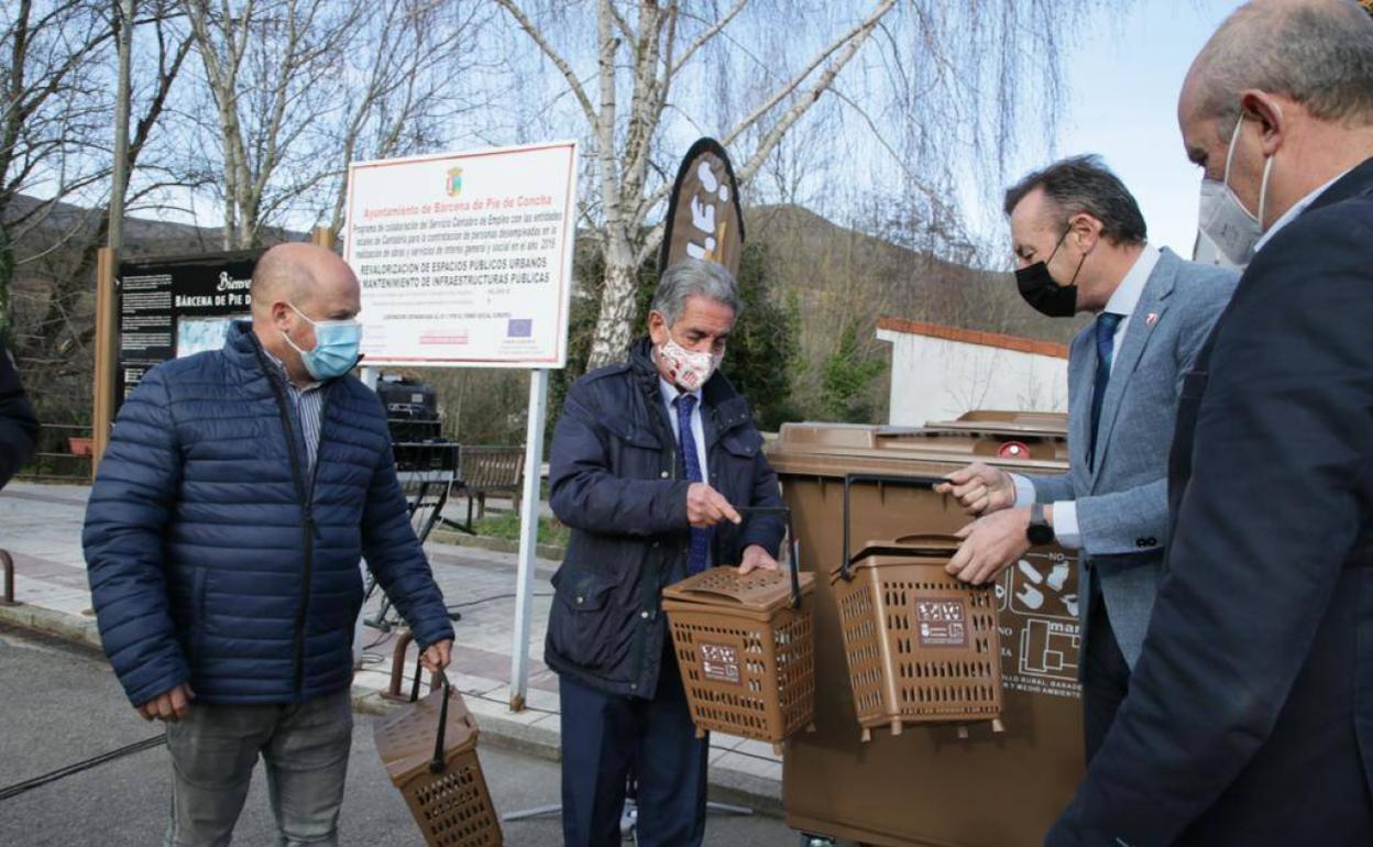 Revilla, Blanco y Mantecón en el estreno de los contenedores y cubos marrones.