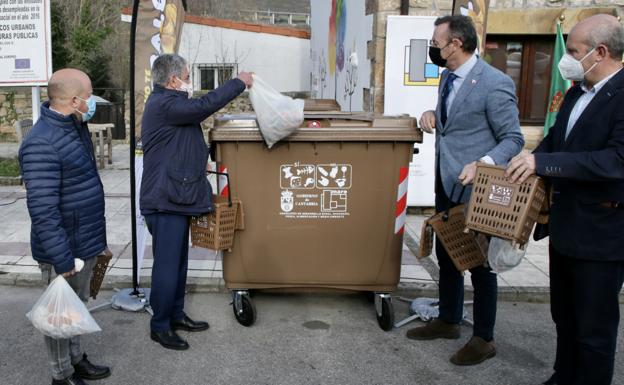 Revilla y Blanco, durante el acto del contenedor marrón este lunes en Bárcena de Pie de Concha. 