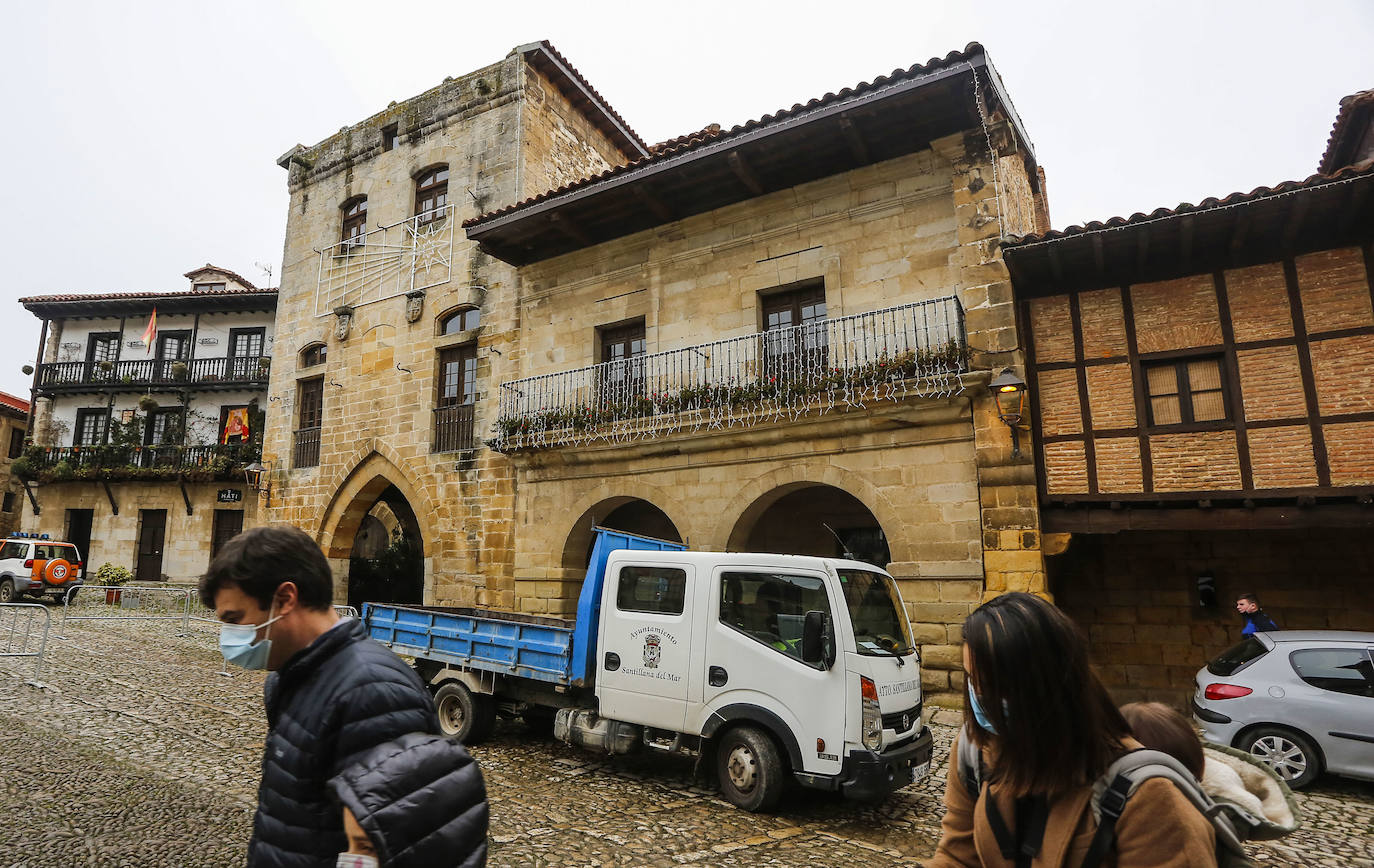 Fotos: El Ayuntamiento engancha luces de Navidad en los edificios históricos de Santillana del Mar