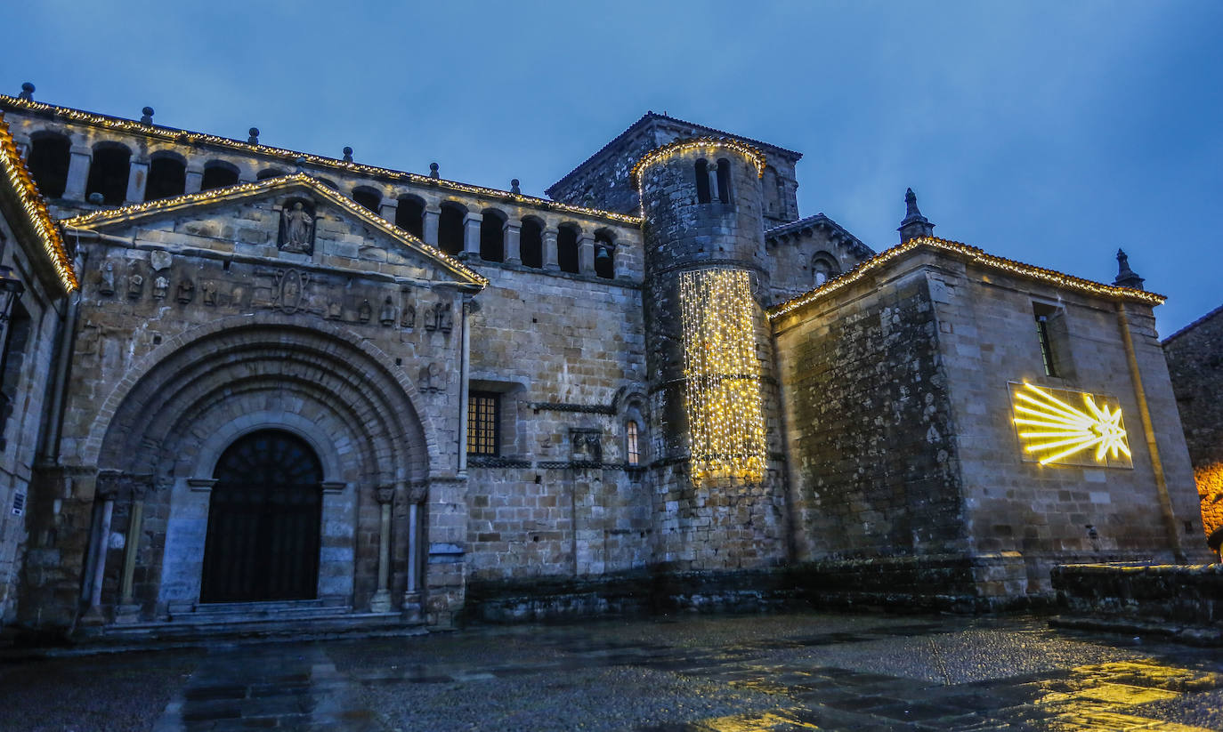 Fotos: El Ayuntamiento engancha luces de Navidad en los edificios históricos de Santillana del Mar