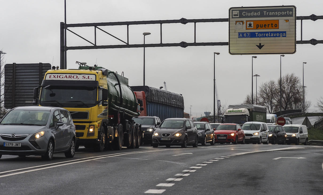 Fotos: Atascos en los accesos de los centros comerciales de Santander