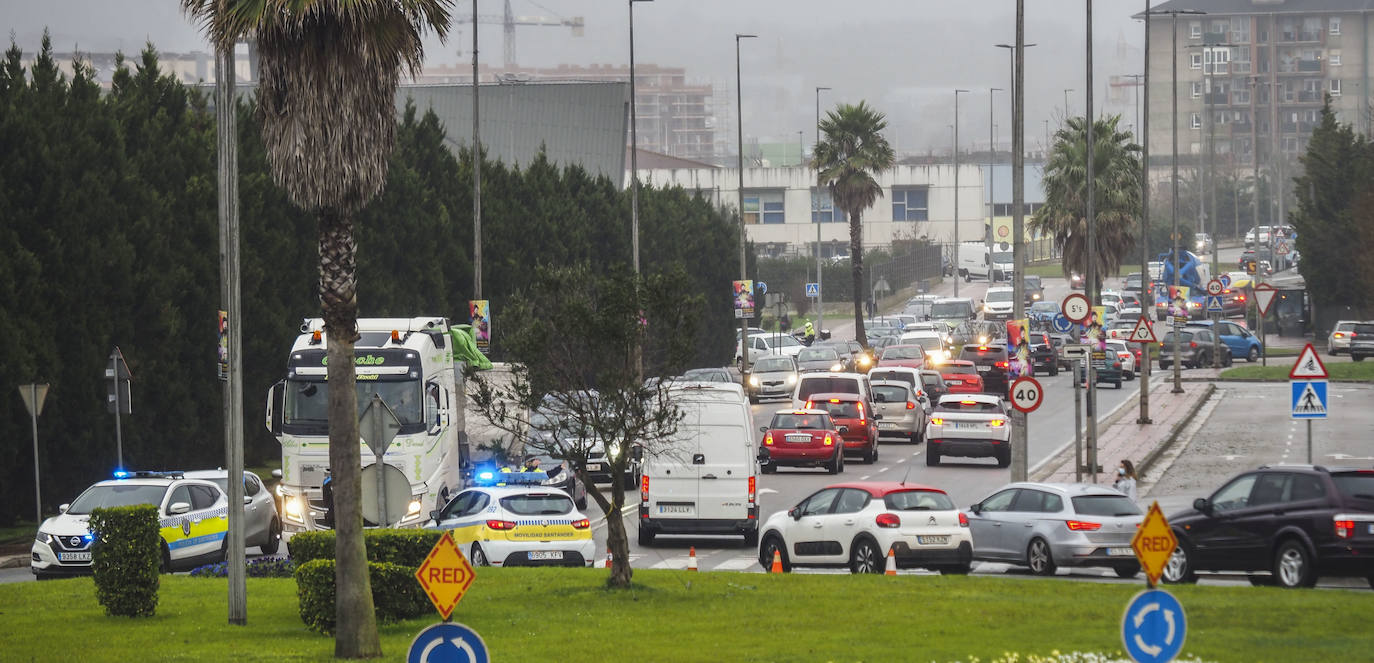 Fotos: Atascos en los accesos de los centros comerciales de Santander