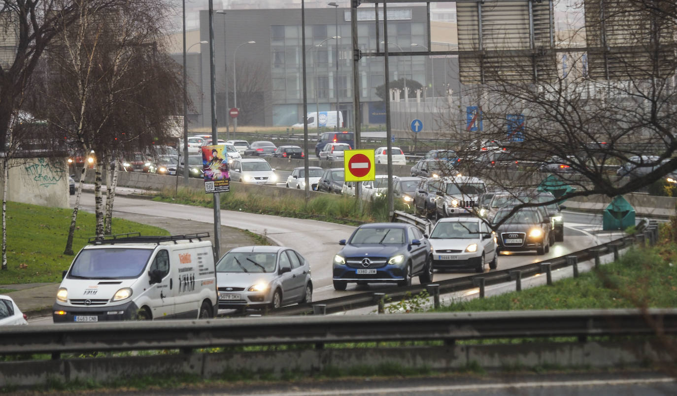 Fotos: Atascos en los accesos de los centros comerciales de Santander
