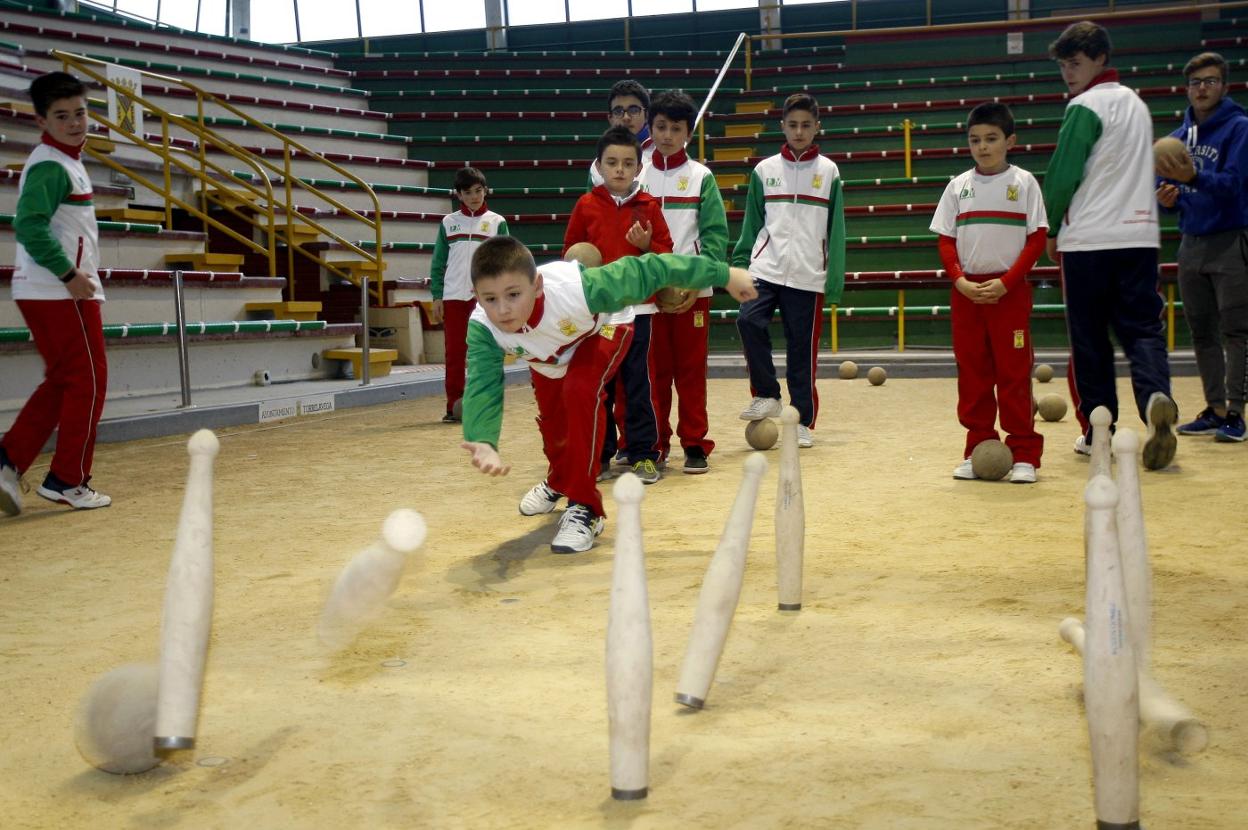 Las escuelas son el futuro de los bolos en Cantabria. 