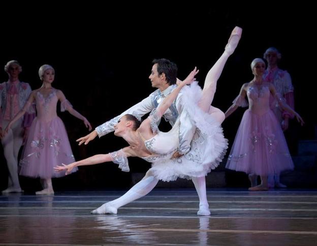 'El lago de los cisnes', representado por el Ballet y Orquesta Nacionales de Moldavia. 