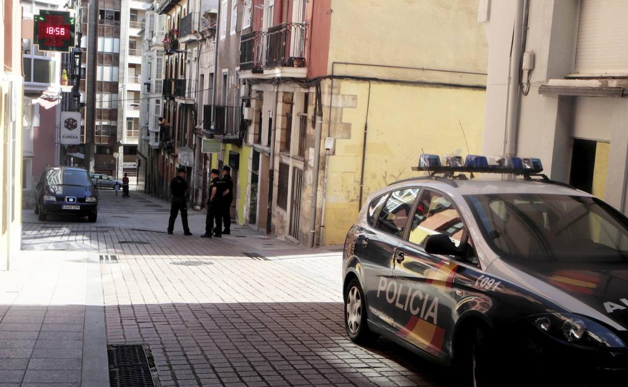 Imagen de archivo de una intervención policial en Santander.