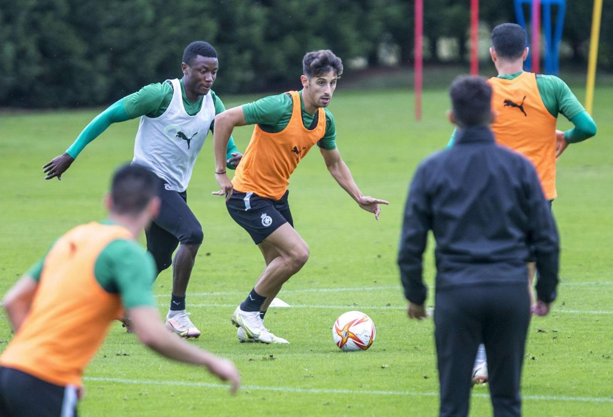 Marco Camus conduce la pelota, seguido por Patrick Soko en un entrenamiento en La Albericia. roberto ruiz