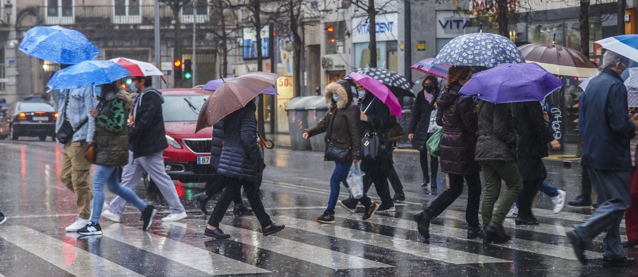 Los santanderinos tuvieron que sacar ayer el paraguas para resguardarse de la lluvia. 