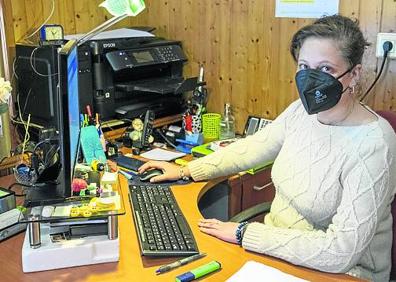 Imagen secundaria 1 - Miguel Ángel cree que el incremento de casos se ha notado en el día a día del pueblo. Rosa María, desde su oficina, considera que no hay demasiada preocupación porque la incidencia se ha disparado en toda la región.