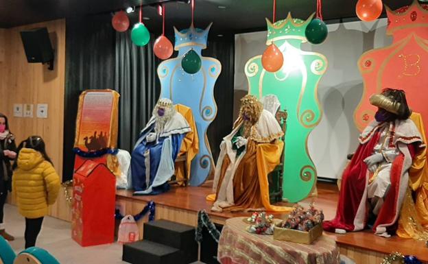 Los Reyes recibireron a los niños en el salón de actos de la Casa de Cultura de Ampuero.