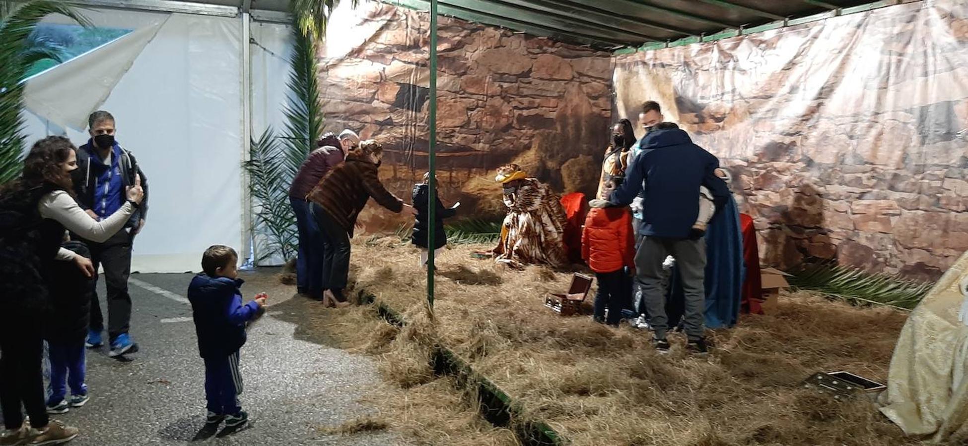 En Limpias han instalado una carpa en la plaza de Rucoba, y allí los Reyes Magos se han encontrado con los niños.