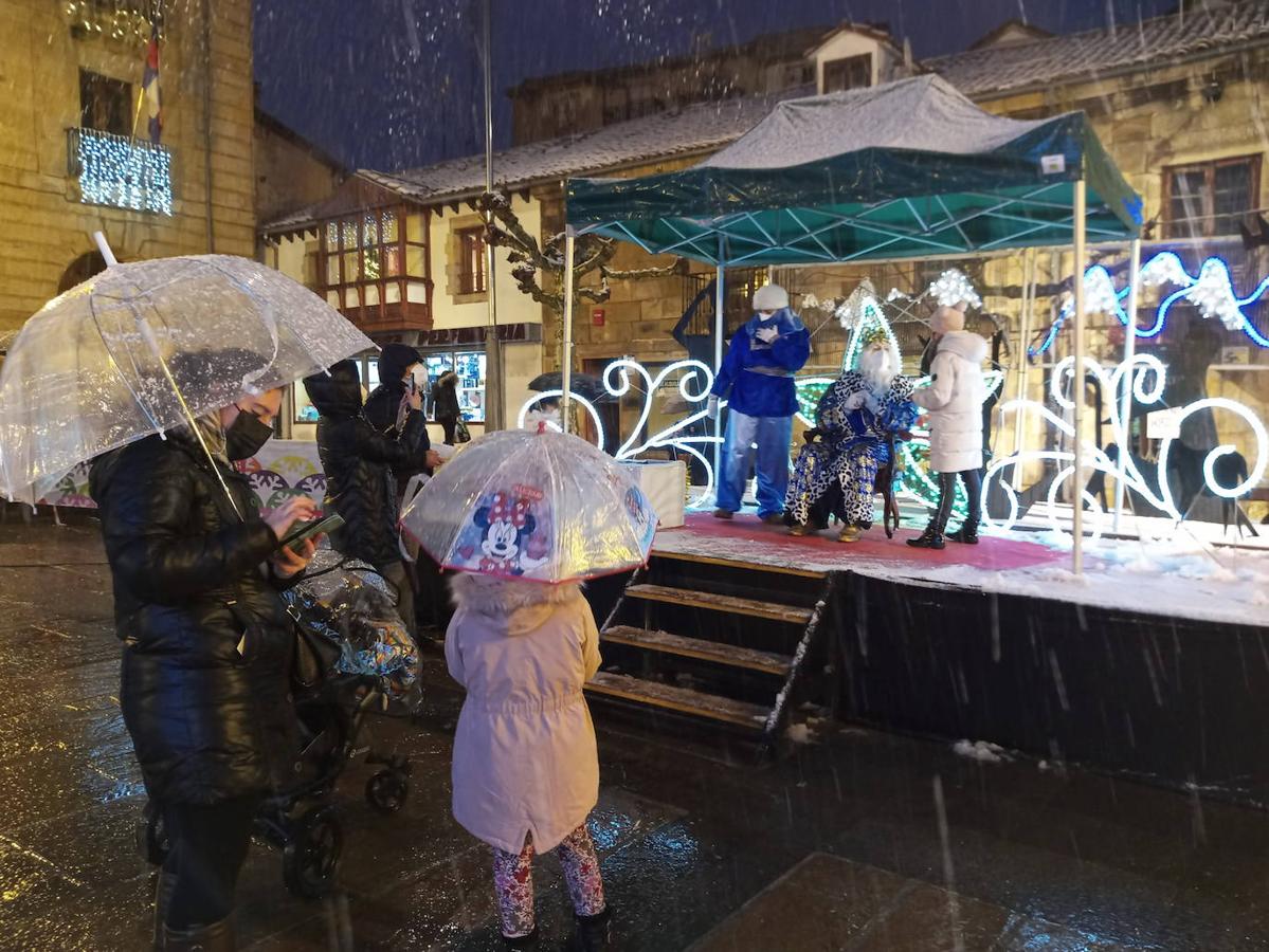 La nieve protagonizó la visita de los Reyes Magos a Reinosa.