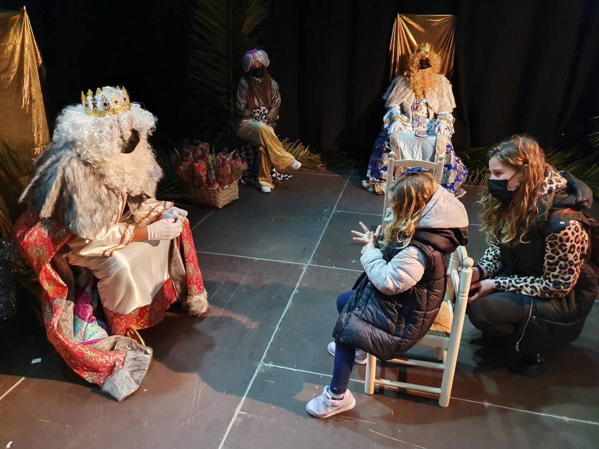 Los niños de Val de San Vicente han podido ver a los Reyes Magos y charlar con ellos en el Auditorio Bajo Deva, de Unquera.