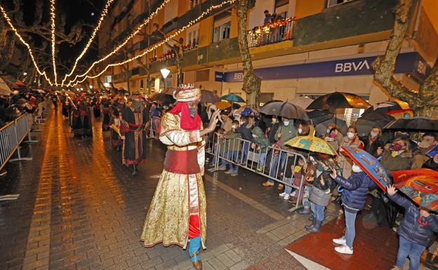 Baltasar y su séquito saludan a los niños, camino de la Casa de Cultura. 