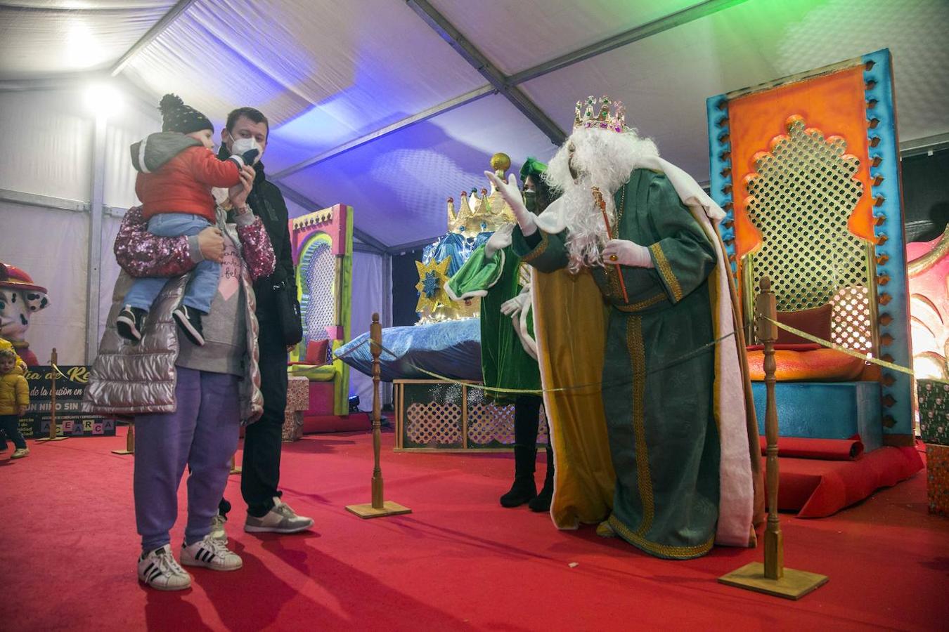 Los Reyes Magos han saludado a las familias en Camargo en el aparcamiento de Cros.