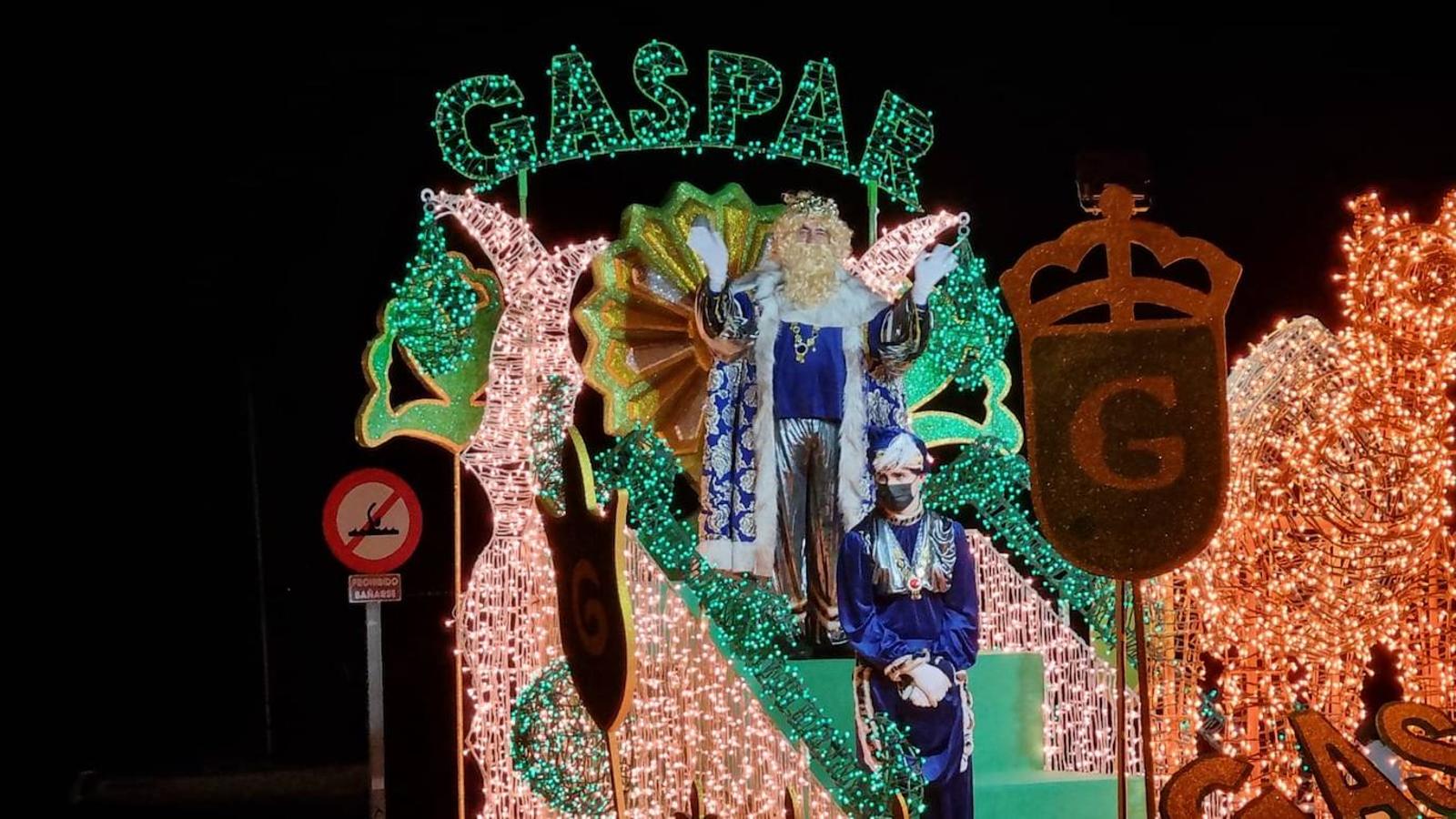 Las familias de Castro han saludado a los Reyes Magos en una representación que ha tenido lugar en el parque Amestoy.