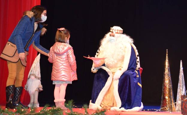 Melchor, con mascarilla,habla con una niña en Piélagos