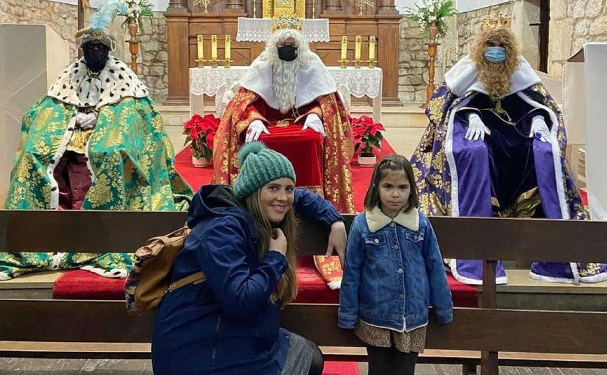 Paula y su hija mayor, India, en la iglesia de Santa Eulalia en Oruña de Piélagos, visitando a los Reyes Magos como tradición familiar.