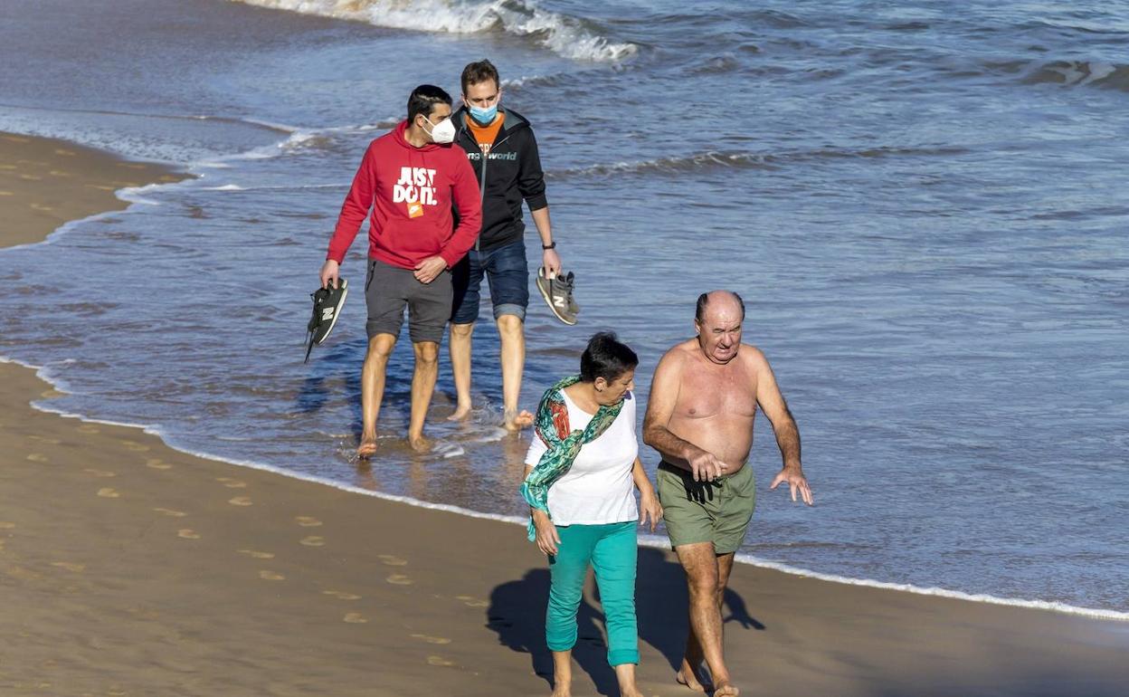 Turistas en la playa de El Sardinero el día 29 de diciembre.