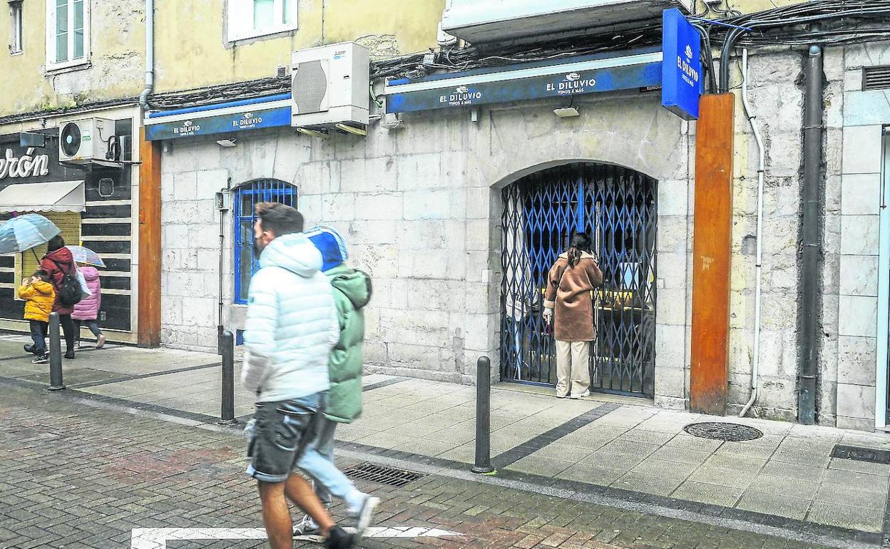 El local de la calle Ataúlfo Argenta donde se produjo el tiroteo durante la mañana de este miércoles. 