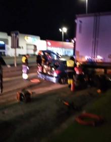 Imagen secundaria 2 - Dos mujeres heridas al empotrarse su turismo contra un camión en la vía de servicio paralela a la Avenida de Parayas