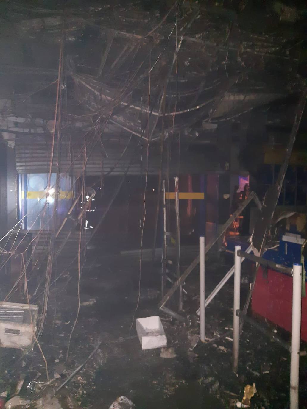 Fotos: Las imágenes del incendio del supermercado y el dispositivo de extinción